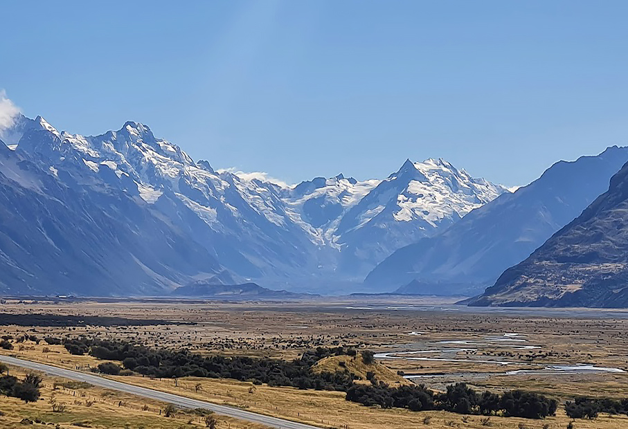 The magnificence of the NZ Southern Alps geomorphology! 🤩

#Tasman Glacier two weeks ago with the huge Neoglacial terminal moraine well visible!
Aoraki/Mt Cook (not visible) to the left and pretty weak snow cover! 🏔️🔥

Pic <a href="/jamesshul1/">James Shulmeister</a>