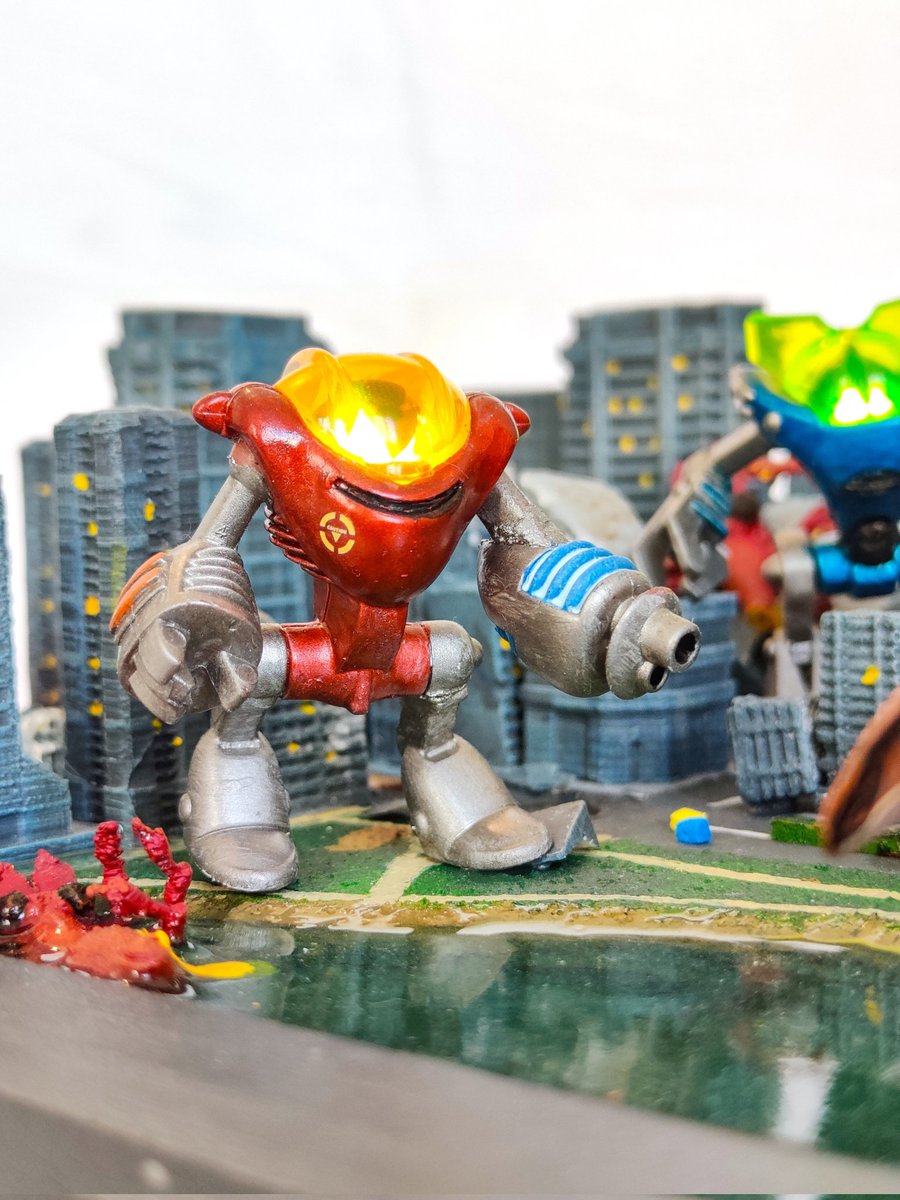 Pnicful's tweet photo. [ Extra-Robots : across the roboverse ] is a collaborative work started back in march with a friend, in order to bring back to lifethe  #kinder toys series Extra-Robots.

"Creeping nightmare at Blue-City Park"  is the first diorama project, documented on a wordpress blog [1/2] https://t.co/2wHdILhIS2