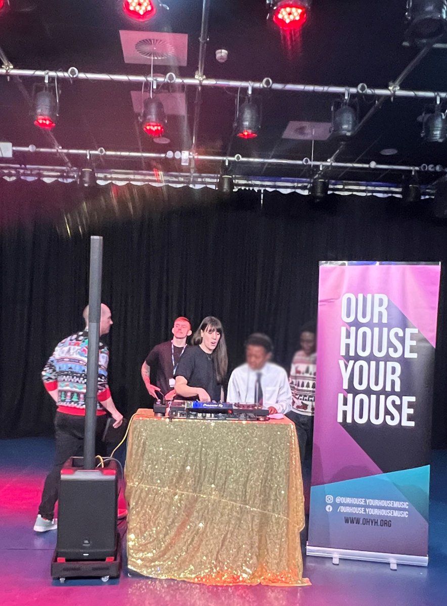OldhamOasis's tweet image. 🎄🎅 Christmas Dinner &amp;amp; Jumper Day 2024 🎅🎄

Then it was time to Boogie!!! Some of our lucky students have been learning how to spin the decks &amp;amp; were able to show their skills to their friends 🎵🎶

#Music #DJSkills #SpintheDecks #ChristmasFun #OAORaisetheRoof