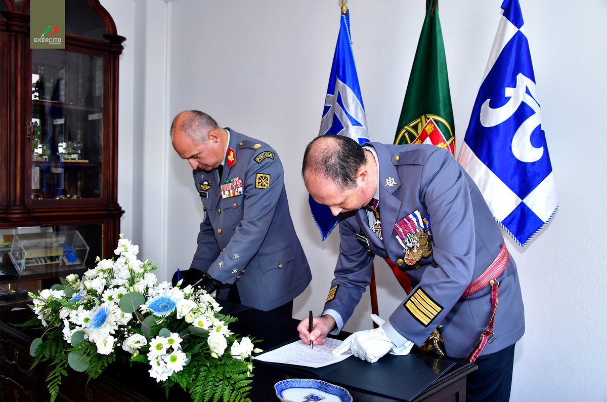 Exercito_pt's tweet photo. 📢Decorreu, na Unidade de Apoio do Comando da Logística, a Cerimónia de Tomada de Posse do novo Comandante, Coronel de Administração Militar Luís Miguel Pinheiro Dias Fernandes, substituindo no cargo o Coronel Rodrigues Augusto.
#ExércitoPortuguês #CmdLog #UnApCmdLog #Liderança https://t.co/feNrD2uq9J