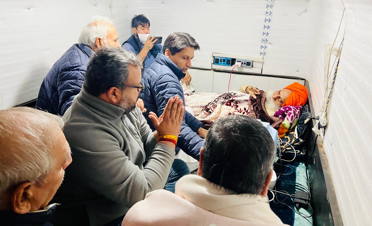 Deepender Singh Hooda (@deependershooda) on Twitter photo рдЖрдЬ рдЦрдиреМрд░реА рдмрд╛рд░реНрдбрд░ рдкрд░ рдХрд┐рд╕рд╛рдиреЛрдВ рдХреЗ рдмреАрдЪ рдкрд╣реБрдВрдЪрдХрд░ рдкрд┐рдЫрд▓реЗ┬а24┬арджрд┐рдиреЛрдВ рд╕реЗ рдЖрдорд░рдг рдЕрдирд╢рди рдХрд░ рд░рд╣реЗ рд╕рд░рджрд╛рд░ рдЬрдЧрдЬреАрдд рд╕рд┐рдВрд╣ рдбрд▓реНрд▓реЗрд╡рд╛рд▓ рдЬреА рд╕реЗ рдорд┐рд▓рдХрд░ рдЙрдирдХреЗ рд╕реНрд╡рд╛рд╕реНрдереНрдп рдХрд╛ рд╣рд╛рд▓ рдЬрд╛рдирд╛ред
рдЙрдирдХреА рд╣рд╛рд▓рдд рдмреЗрд╣рдж рдЧрдВрднреАрд░ рд╣реИред BJP рд╕рд░рдХрд╛рд░ рддреБрд░рдВрдд рдХрд┐рд╕рд╛рдиреЛрдВ рдХреА MSP рдХреА рдХрд╛рдиреВрдиреА рдЧрд╛рд░рдВрдЯреА рджреЗрдиреЗ рдХреА рдорд╛рдВрдЧ рдорд╛рдиреЗ рдФрд░ рдбрд▓реНрд▓реЗрд╡рд╛рд▓ рдЬреА рд╕реЗ рдмрд╛рддрдЪреАрдд рдХрд░рдХреЗ рдЙрдирдХрд╛ рдЕрдирд╢рди рдЦрддреНрдо рдЖрдЬ рдЦрдиреМрд░реА рдмрд╛рд░реНрдбрд░ рдкрд░ рдХрд┐рд╕рд╛рдиреЛрдВ рдХреЗ рдмреАрдЪ рдкрд╣реБрдВрдЪрдХрд░ рдкрд┐рдЫрд▓реЗ┬а24┬арджрд┐рдиреЛрдВ рд╕реЗ рдЖрдорд░рдг рдЕрдирд╢рди рдХрд░ рд░рд╣реЗ рд╕рд░рджрд╛рд░ рдЬрдЧрдЬреАрдд рд╕рд┐рдВрд╣ рдбрд▓реНрд▓реЗрд╡рд╛рд▓ рдЬреА рд╕реЗ рдорд┐рд▓рдХрд░ рдЙрдирдХреЗ рд╕реНрд╡рд╛рд╕реНрдереНрдп рдХрд╛ рд╣рд╛рд▓ рдЬрд╛рдирд╛ред
рдЙрдирдХреА рд╣рд╛рд▓рдд рдмреЗрд╣рдж рдЧрдВрднреАрд░ рд╣реИред BJP рд╕рд░рдХрд╛рд░ рддреБрд░рдВрдд рдХрд┐рд╕рд╛рдиреЛрдВ рдХреА MSP рдХреА рдХрд╛рдиреВрдиреА рдЧрд╛рд░рдВрдЯреА рджреЗрдиреЗ рдХреА рдорд╛рдВрдЧ рдорд╛рдиреЗ рдФрд░ рдбрд▓реНрд▓реЗрд╡рд╛рд▓ рдЬреА рд╕реЗ рдмрд╛рддрдЪреАрдд рдХрд░рдХреЗ рдЙрдирдХрд╛ рдЕрдирд╢рди рдЦрддреНрдо