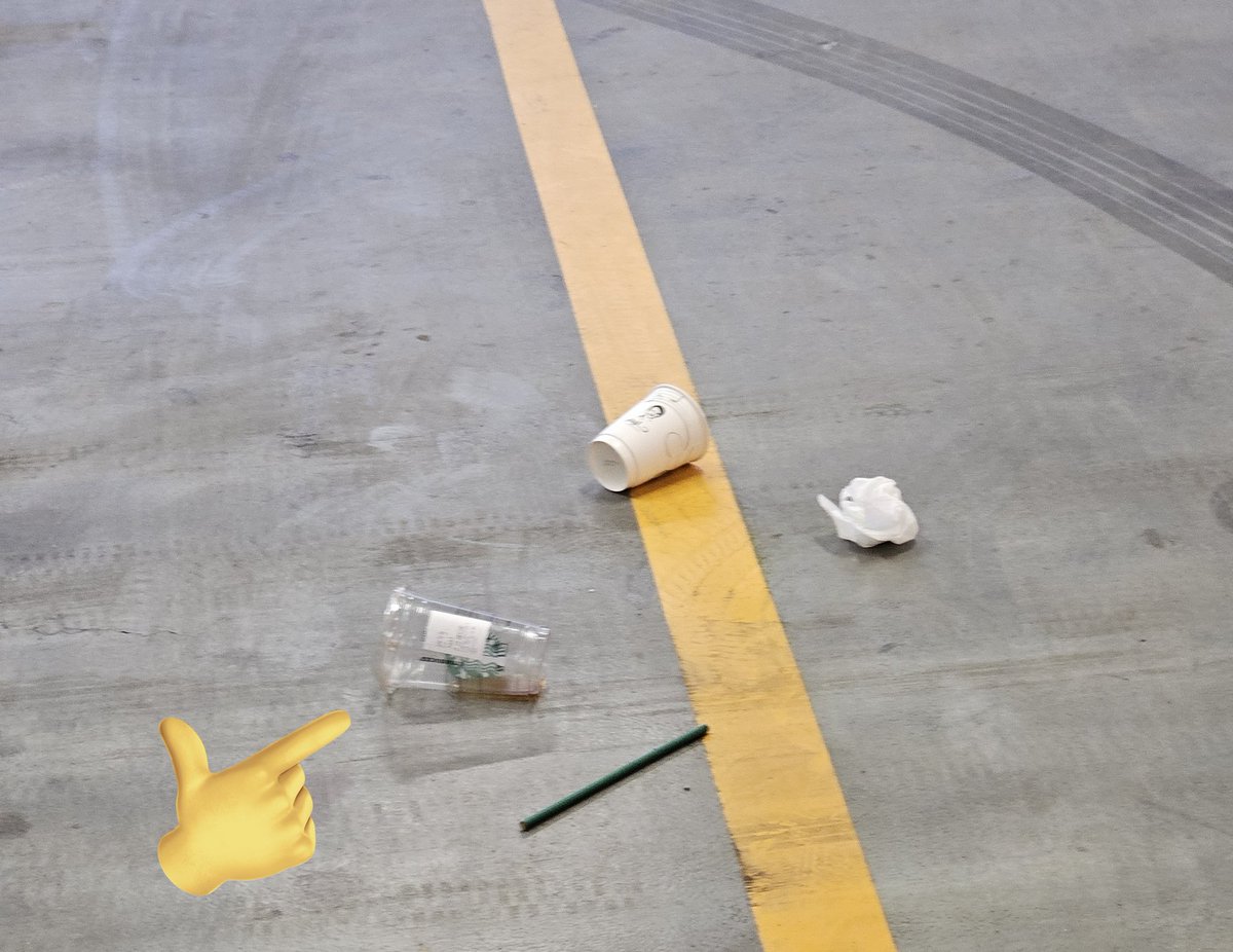 يشري قهوة من المقهى الشهير ب ٢٥ ريال
ومخه ما يسوى ريال!

عشان تصير متحضر لازم تحافظ على نظافة بلدك