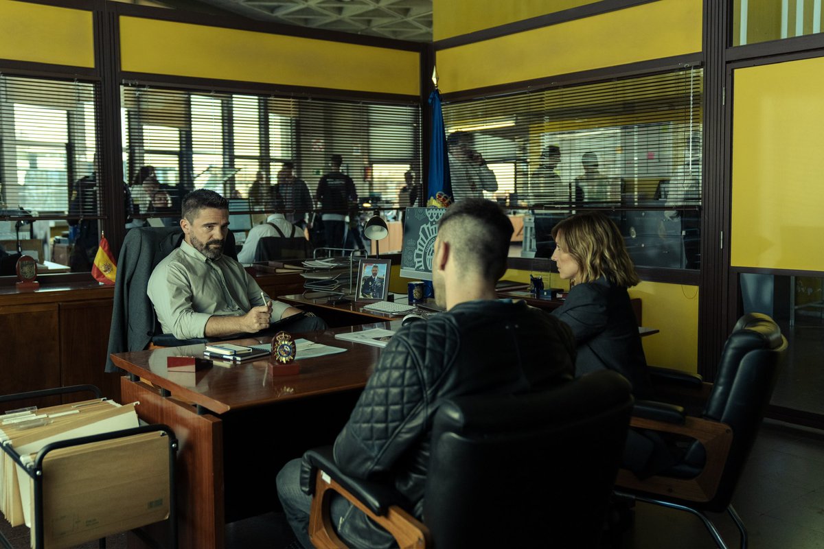 El nuevo comisario Robledo en la oficina…
1992 sólo en <a href="/NetflixES/">Netflix España</a> 

<a href="/pokeepsie_films/">Pokeepsie Films</a> 
<a href="/BanijayIberia/">Banijay Iberia</a> 
<a href="/alexdelaIglesia/">De la Iglesia</a>