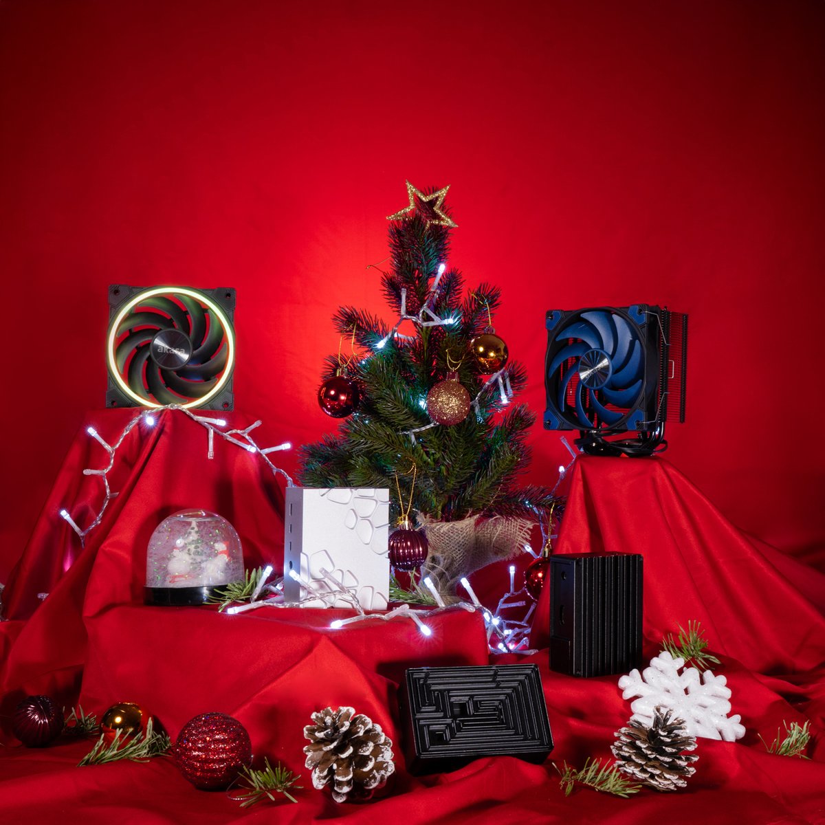 akasa_tech's tweet image. Happy holidays from us! Here’s to a season filled with happiness, peace and new opportunities for all.

📷 Pictured from left to right: SOHO AR (AK-FN108), Gem Pro (A-RA09-M2S), Maze Pro (A-RA10-M2B), Pi-4 Pro (A-RA08-M2B), Alucia H4 (AK-CC4017EP01)

#Akasa  #ThermalSolutions