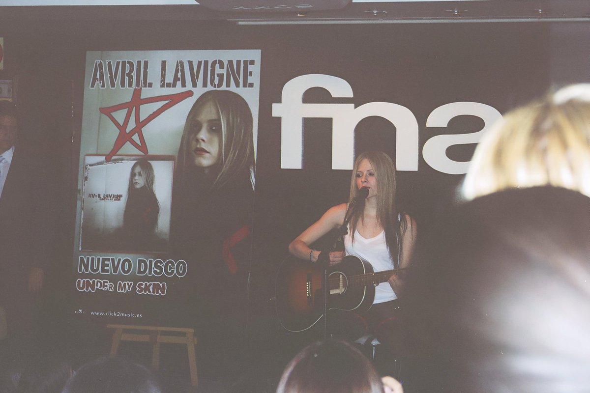 JUN_av___080's tweet photo. AVRIL LAVIGNE IN SPAIN Madrid (2004)🖤🤘
@AvrilLavigne https://t.co/YT7Eq6ZE7I
