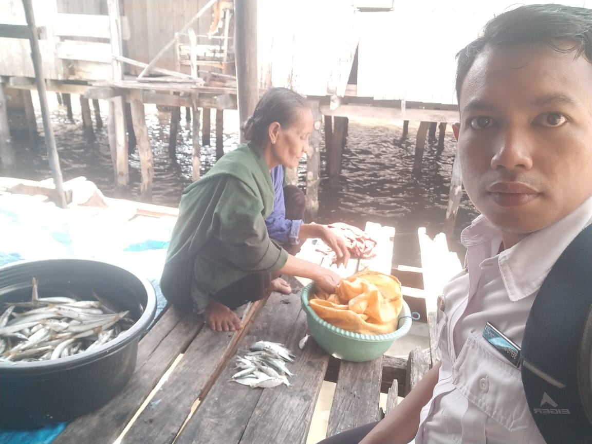 SeptoDita's tweet photo. Selasa  (10/12/24), Septo Dita Widyatmoko Luhkan Mubar, monitoring hasil tangkapan Anggota KUB Kuda Laut Berkah Desa Santiri Kecamatan Tiworo Utara Jenis Ikan loli  25 Kg harga jual Rp 250.000 #luhlapor@BRPBAP3_Maros@puslatluhkp #GiatLuhkanSatminkalMaros https://t.co/ZfXXongqpk