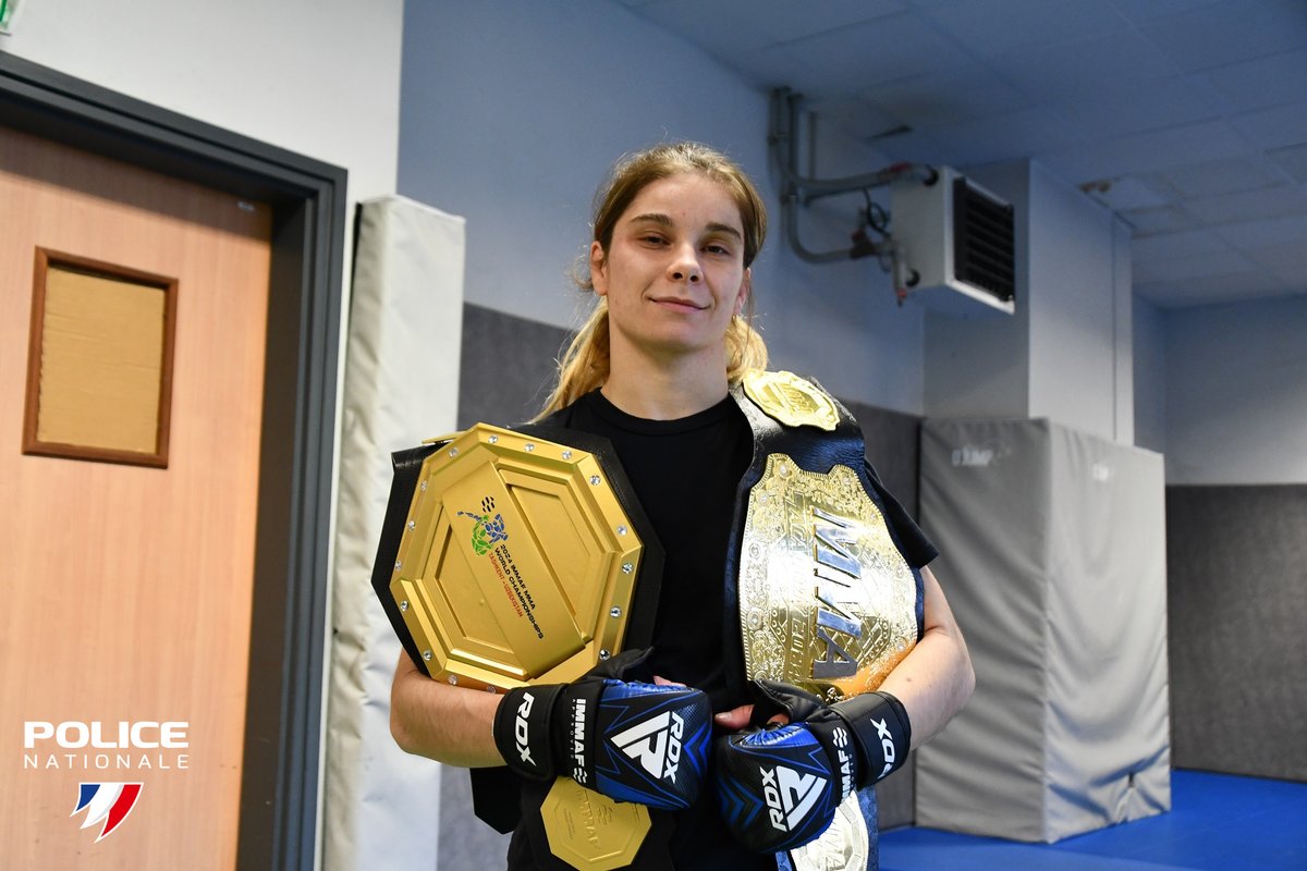 PoliceNat69's tweet photo. #Sport | Les #Policiers du Rhône sont fiers de leur collègue, Océane Samson, sacrée championne du monde amateur de #MMA dans sa catégorie en novembre lors des #IMMAF en Ouzbékistan et récente vainqueur de l’émission MMA Academy ! 🥇👮‍♀️ https://t.co/fXZ6KvW4XL