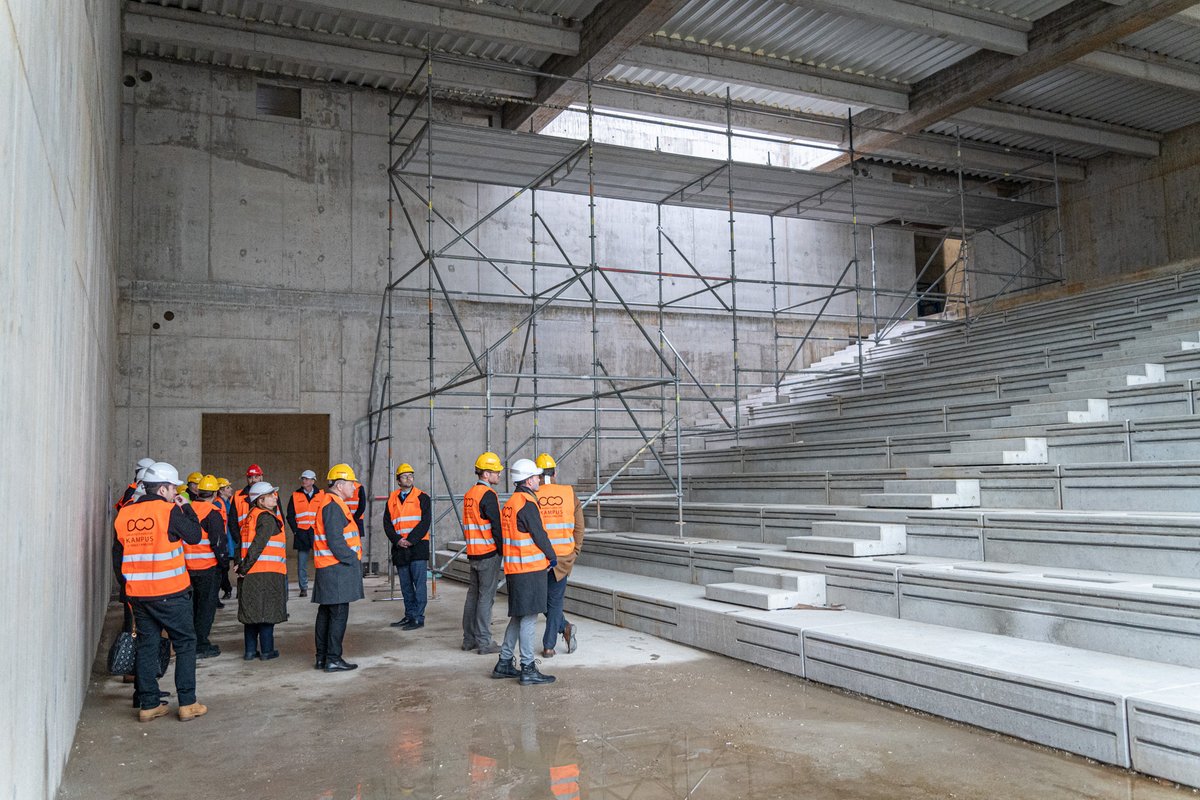 Zástupci Univerzity Karlovy, Královéhradeckého kraje, města Hradec Králové a další významní hosté oslavili dosažení nejvyššího bodu druhé etapy stavby Kampusu Lékařské fakulty a Farmaceutické fakulty v Hradci Králové Univerzity Karlovy.  faf.cuni.cz/Verejnost/Zpra…