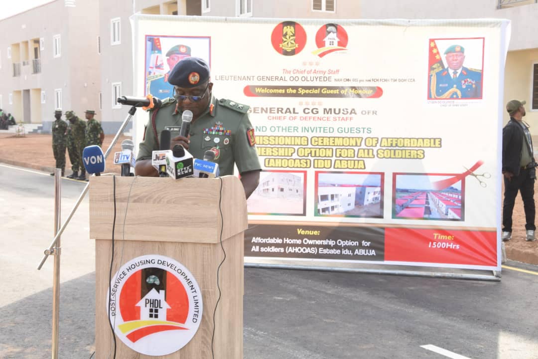 KOKUNSANI's tweet photo. Babban Hafsan Sojojin Najeriya Janar Christopher Gwabin Musa tare da babban hafsan soji ne suka kaddamar da shirin a Unguwar Idu dake Abuja. An kebe kashi 5% na gidajen ga sojojin da suka samu rauni a aikin, wanda hakan zai kara musu kwarin gwiwa. https://t.co/XdmPbVqrtL