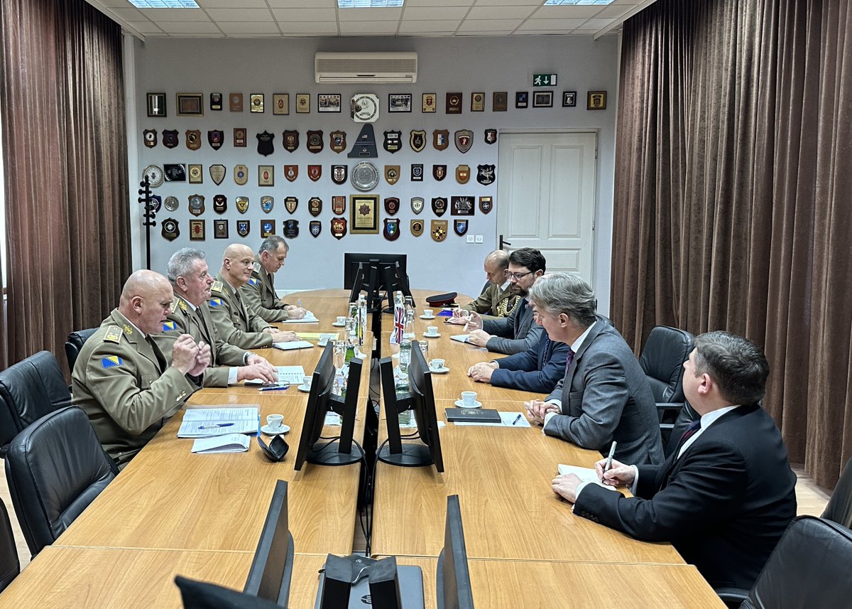 OruzanesnageBiH's tweet photo. Начелник Заједничког штаба Оружаних снага Босне и Херцеговине генерал-пуковник Гојко Кнежевић, заједно са својим сарадницима, примио је у радну посјету  специјалнoг представника премијера УК   Велике Британије и Сјеверне Ирске за Западни Балкан лордa Стјуартa Пичa. https://t.co/lh5G1JThdw