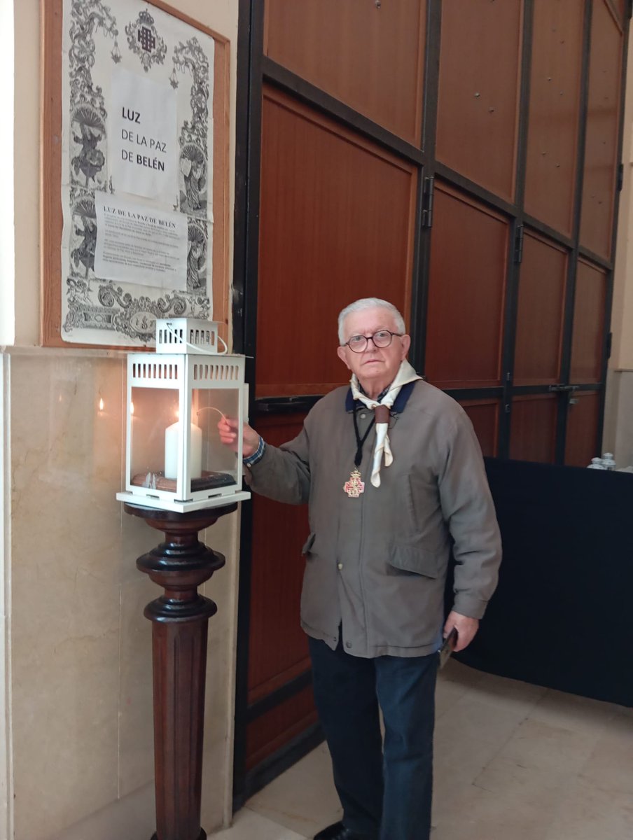 Llegó a Málaga la Luz de la Paz de Belén que es custodiada en el Salon de Tronos de Nuestra Real Hermandad hasta su traslado en andas a la Catedral el próximo sábado 21 de diciembre a las 19:00 horas. Desde allí se repartirá a todo el pueblo malagueño. #CofradiasMLG #navidad2024