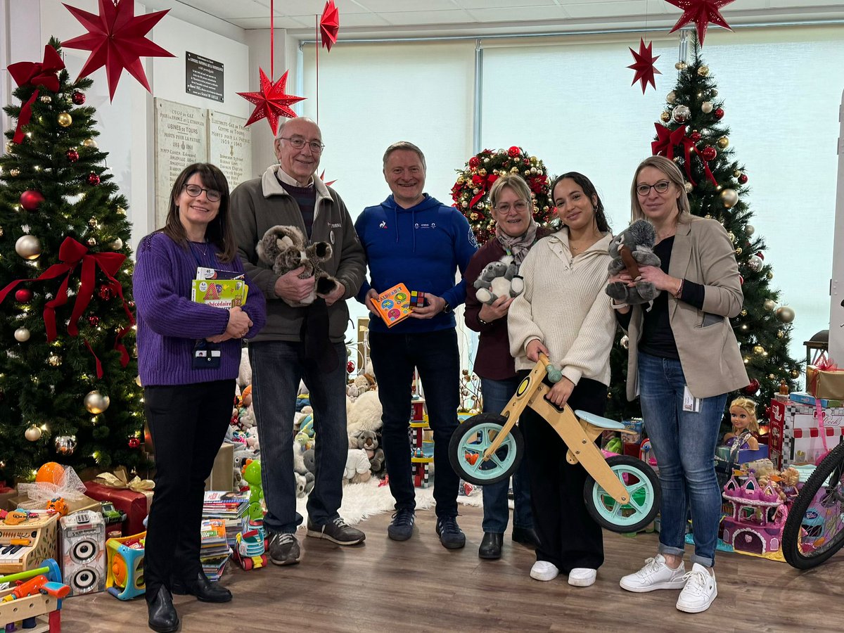 Enedis en Centre-Val de Loire (@enedis_centre) on Twitter photo La Distribution ? Un métier que l'on connait bien! C'est pourquoi les salariés d'Enedis ont souhaité aider le #pèreNoël, en offrant plus de 350 jouets aux <a href="/restosducoeur/">Les Restos du Coeur</a> pour apporter un peu de magie à ceux qui en ont besoin. Un geste de #solidarité au cœur des valeurs d'@Enedis. La Distribution ? Un métier que l'on connait bien! C'est pourquoi les salariés d'Enedis ont souhaité aider le #pèreNoël, en offrant plus de 350 jouets aux <a href="/restosducoeur/">Les Restos du Coeur</a> pour apporter un peu de magie à ceux qui en ont besoin. Un geste de #solidarité au cœur des valeurs d'@Enedis.