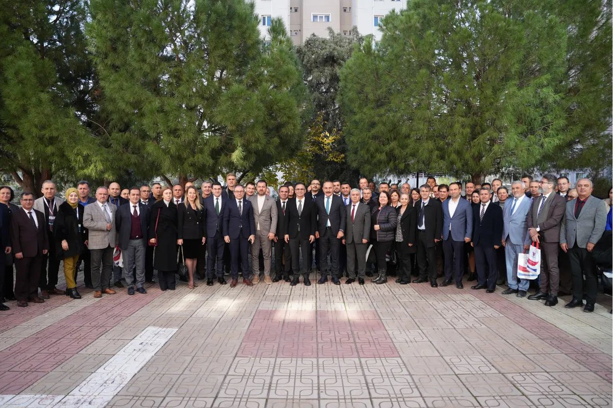 bornovamem's tweet photo. İl Milli Eğitim Müdürümüz Sayın Dr. Ömer Yahşi, ilçemizdeki eğitim yöneticileriyle bir değerlendirme toplantısı gerçekleştirerek eğitim çalışmaları ve hedefleri üzerine görüş alışverişinde bulundu. Toplantının ardından İlçe Milli Eğitim Müdürlüğümüzü ziyaret eden Sayın Dr. Ömer Yahşi, müdürlük personelimizle bir araya gelerek samimi bir sohbet gerçekleştirdi ve personelin öneri ve taleplerini dinledi.

Sayın Dr. Ömer Yahşi, Bornova’daki ziyaretleri kapsamında İlçe Kaymakamımız Sayın Muzaffer Şahiner’i makamında ziyaret ederek ilçedeki eğitim çalışmaları hakkında bilgi paylaşımında bulundu. Ardından Bornova Belediye Başkanı Sayın Ömer Eşki’yi makamında ziyaret eden Dr. Yahşi, belediye ile eğitim alanında gerçekleştirilen iş birliği çalışmalarını değerlendirdi.

Eğitimde başarıyı artırmaya yönelik iş birliği ve istişarelerin sürdürüleceği vurgulandı.

@tcmeb 
@izmirvaliligi 
@izmir_ilmem