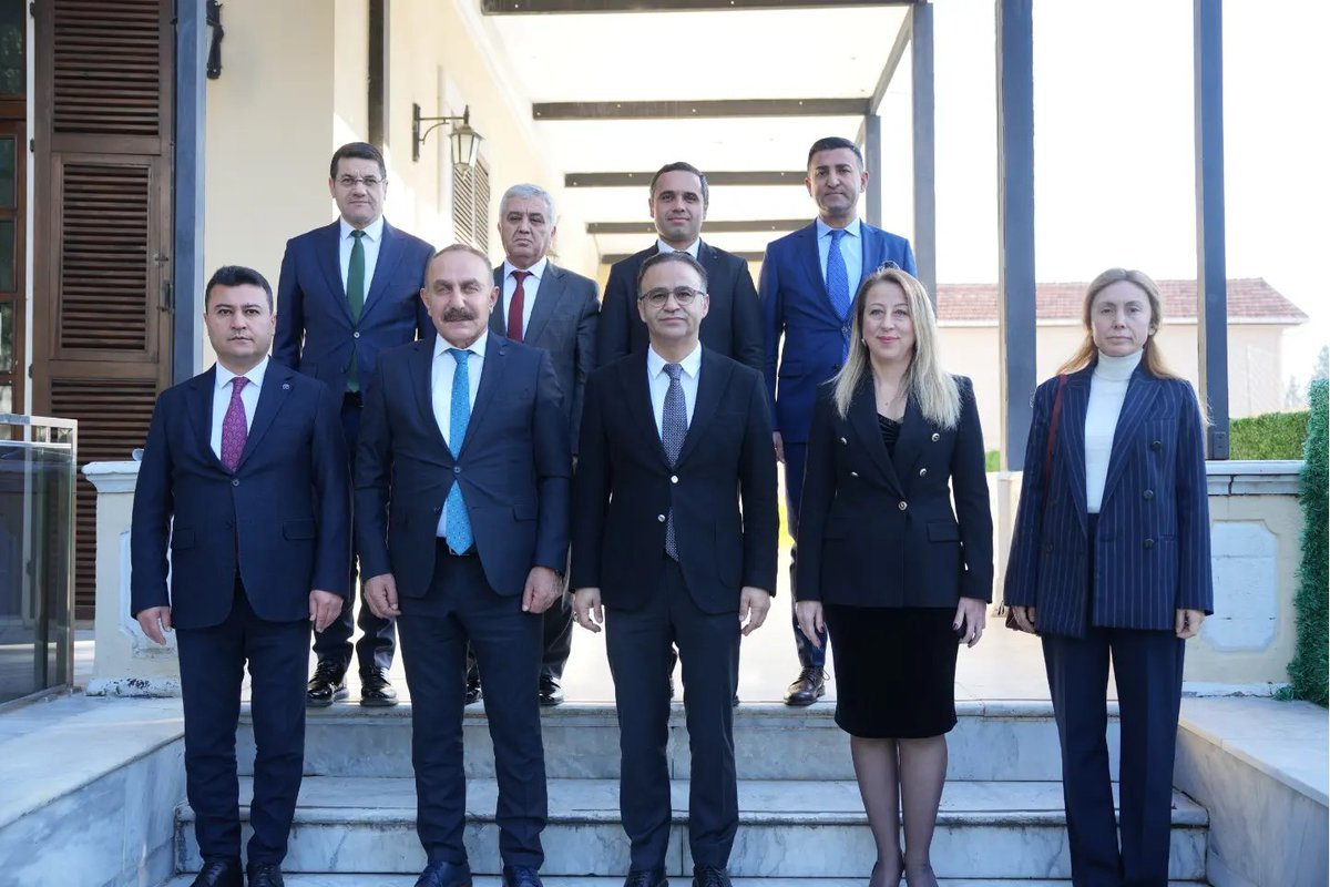 bornovamem's tweet photo. İl Milli Eğitim Müdürümüz Sayın Dr. Ömer Yahşi, ilçemizdeki eğitim yöneticileriyle bir değerlendirme toplantısı gerçekleştirerek eğitim çalışmaları ve hedefleri üzerine görüş alışverişinde bulundu. Toplantının ardından İlçe Milli Eğitim Müdürlüğümüzü ziyaret eden Sayın Dr. Ömer Yahşi, müdürlük personelimizle bir araya gelerek samimi bir sohbet gerçekleştirdi ve personelin öneri ve taleplerini dinledi.

Sayın Dr. Ömer Yahşi, Bornova’daki ziyaretleri kapsamında İlçe Kaymakamımız Sayın Muzaffer Şahiner’i makamında ziyaret ederek ilçedeki eğitim çalışmaları hakkında bilgi paylaşımında bulundu. Ardından Bornova Belediye Başkanı Sayın Ömer Eşki’yi makamında ziyaret eden Dr. Yahşi, belediye ile eğitim alanında gerçekleştirilen iş birliği çalışmalarını değerlendirdi.

Eğitimde başarıyı artırmaya yönelik iş birliği ve istişarelerin sürdürüleceği vurgulandı.

@tcmeb 
@izmirvaliligi 
@izmir_ilmem