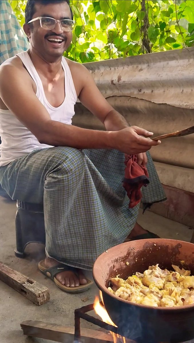 hydwebdesigner's tweet image. 📹 youtube.com/shorts/LqvlKps…
మట్టి పాత్రలో చికెన్ వంట | Village Style Chicken Curry in Clay Pot | Traditional Clay Pot Cooking 🍲🌾
#villagevanta #chickencooking