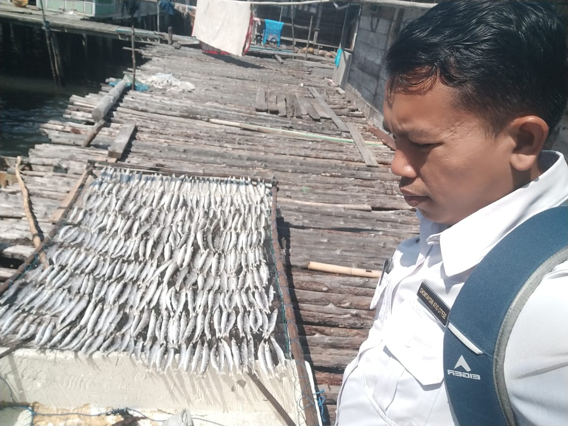SeptoDita's tweet photo. Senin (16/12/24), Septo Dita Widyatmoko Luhkan Mubar, monitoring hasil produksi  Ibu Marwinah Desa Santiri Kecamatan tiworo Utara produksi ikan loli asin sebanyak  20 Kg dengan harga jual 27k/Kg. #luhlapor
@BRPBAP3_Maros@puslatluhkp #GiatLuhkanSatminkalMaros https://t.co/gX3GqjZypF