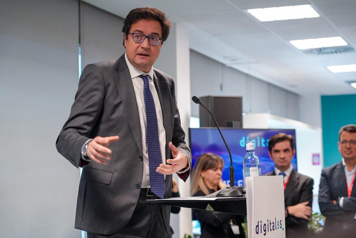 oscarlopeztwit's tweet photo. En la Asamblea General de @AsocDigitales, hemos constatado cómo España está en la locomotora de la transición digital gracias a una exitosa colaboración público privada. 

Sois sin duda parte del éxito de que España crezca el doble que la media de la OCDE. https://t.co/04M1jBLVpb
