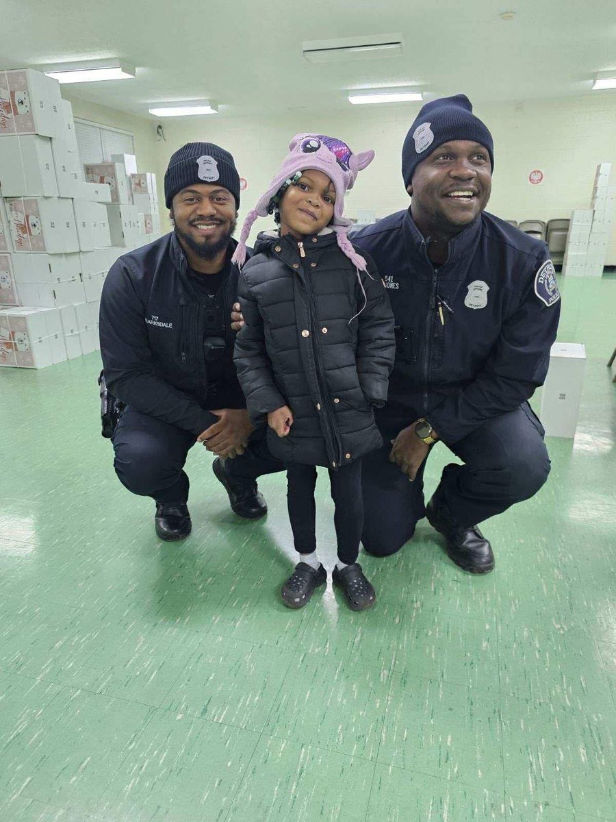 This young lady said that she always wanted to meet a police officer. Officers Jones and Barksdale were THRILLED to talk to her!

Goodfellows is more than handing out boxes. It’s an opportunity to connect with the community &amp; youth. Awesome work from #Thesensationalsixthprecinct