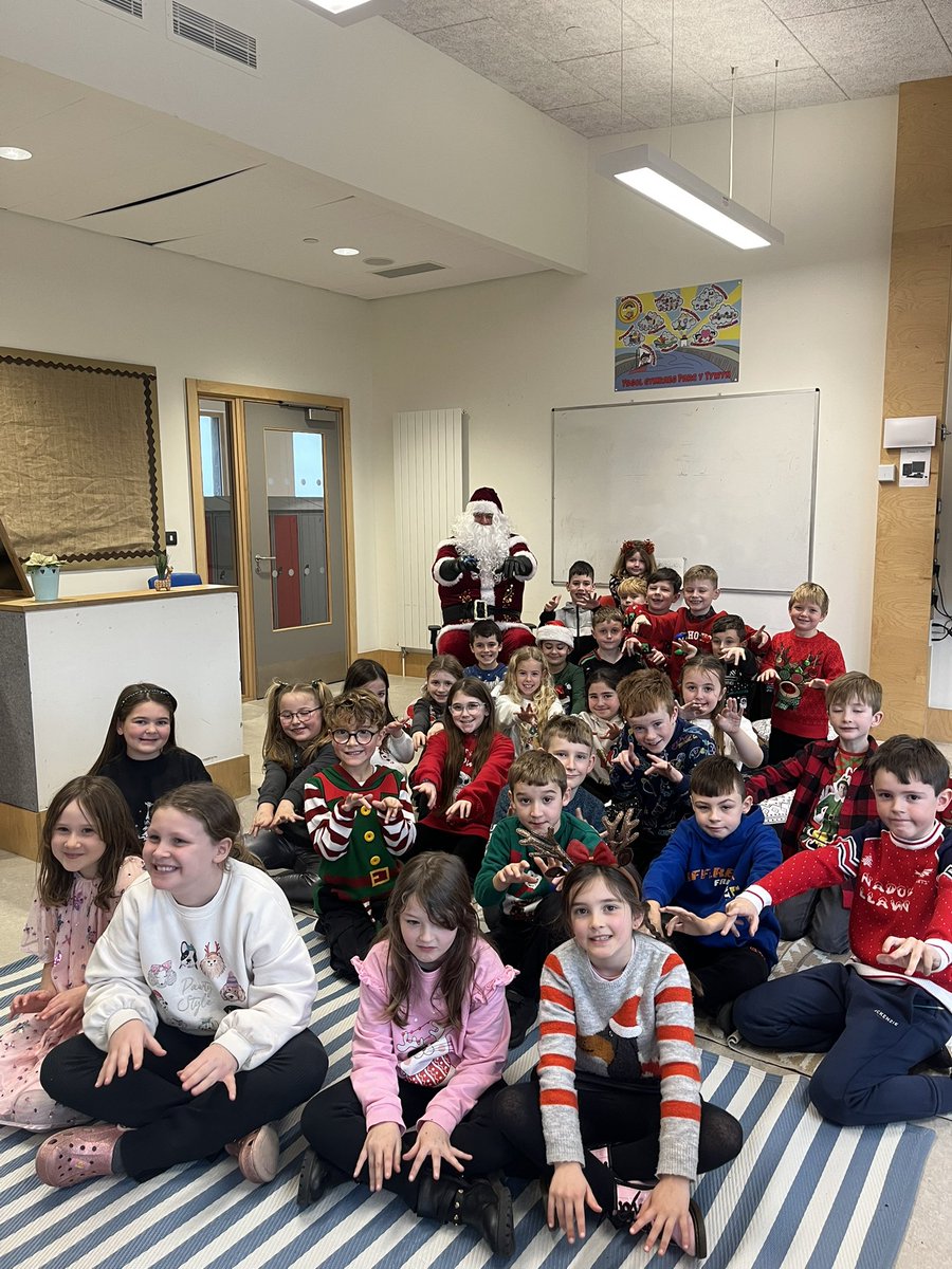 Mae plant Blwyddyn 4 wedi mwynhau ymweliad gan Sion Corn eleni. Derbyniodd pob un anrheg 🎁🎅