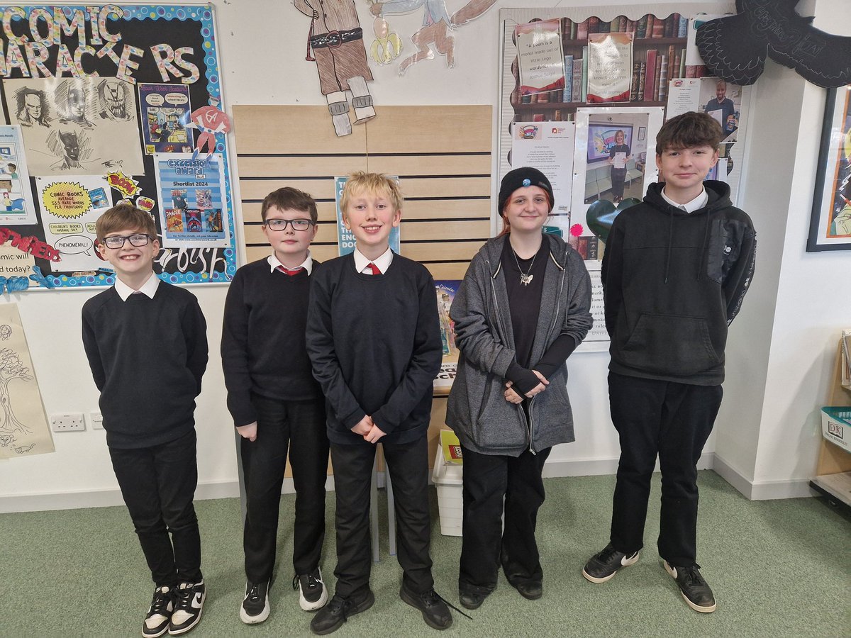 Shout-out for the Library Elves: pupils library assistants Travis, Jayden, Harrison, Isobel and Josh (and Poppy not in the pic).
They had a little festive fun lunchtime today. And no pesky library tasks.
#topteam 🌟.