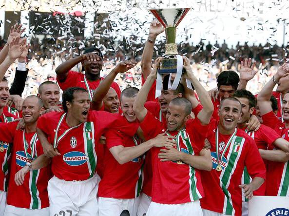 linea_inter's tweet photo. 18 anni.
41 sentenze perse.
1 Coppa Scudetto da riconsegnare in Lega per affidarla all’Inter.

Vederla esposta in bacheca non ha prezzo. https://t.co/TisI7enPIF