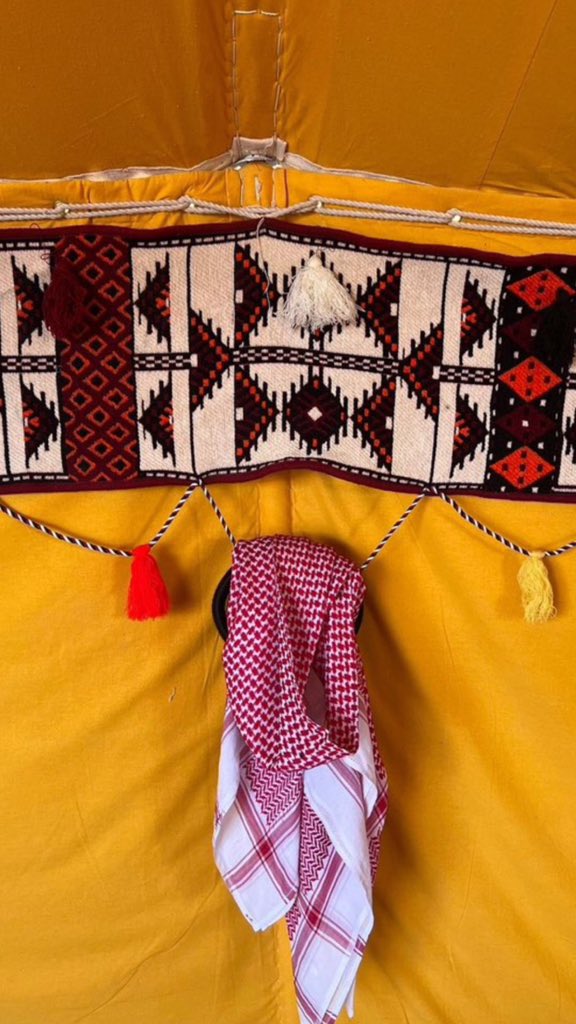 الصدق تفرق عن كل البني و الحريم 
ركايب الزين عند اقدامها نايخه 

ماهي بتركب مع اوبر و كريم 
متشيخه و امها من قبلها شايخه 

ومن النعومه يوم انها تاكل اسكريم 
شفاتها دايخه و عيونها دايخه :)