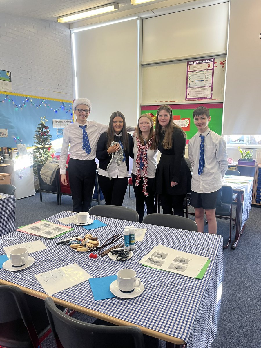 Well done to our heroes for welcoming residents from Newton residential home for a lovely afternoon of Christmas crafts <a href="/KingsParkSec/">KPSS</a> 👏🏼 🎅🏼 🌲