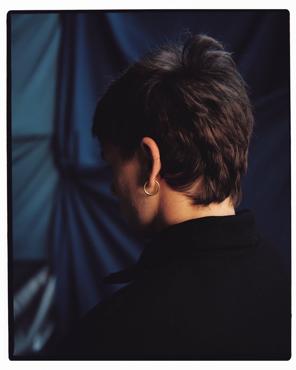 Ya está a la venta el número 2 de Relevo Mag, la revista de <a href="/relevo/">Relevo</a> que une cultura urbana y deporte. Podéis comprarla aquí: relevo.com/relevo-mag

Hay, entre otras muchas cosas y buenas, unas fotitos mías con <a href="/pauerangerr/">Pau Echaniz</a> en el Museo Balenciaga 🥲💘 

Esta es un descarte👇🏼