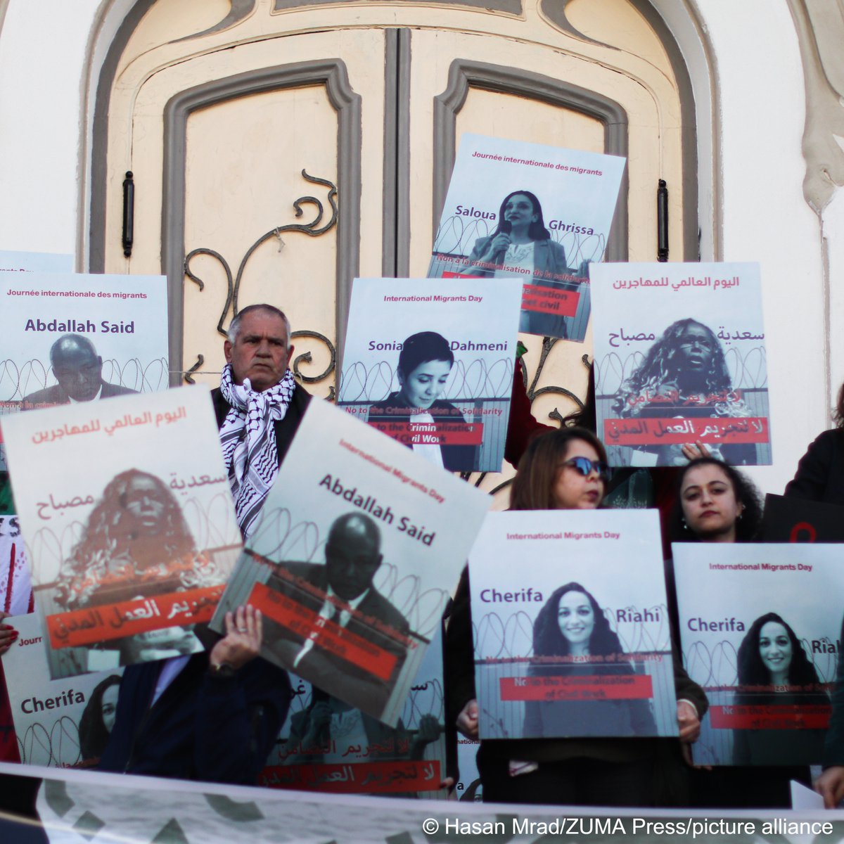 InfoMigrants's tweet photo. On Dec 18, 2024, International Migrants Day, Tunisian NGO @FT_DES held a sit-in outside the Municipal Theater in Tunis to call for recognition of migrants' rights &amp;  release of detained activists. The most recent arrest was of Saloua Ghrissa, head of an anti-discrimination group. https://t.co/0P2EUCmm8f