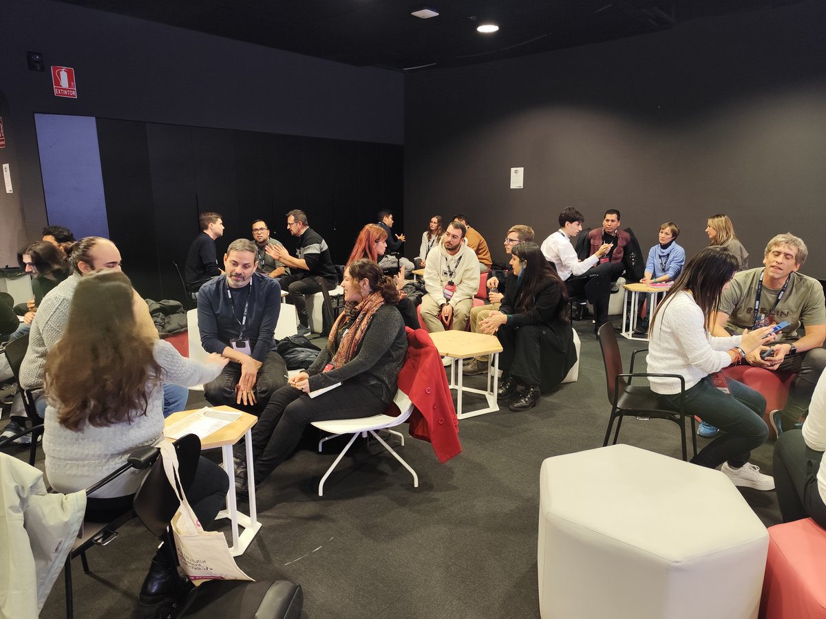 barcelonactiva's tweet photo. 🚀 La #ITAcademy impulsa el talent digital amb @PropellingTech!
Ahir es va celebrar una sessió per a connectar el talent emergent amb l'empresa tecnològica, amb una xerrada sobre l'anàlisi de dades, un workshop de cerca de feina i una hackató per resoldre reptes reals. https://t.co/nWIUDgOAOm
