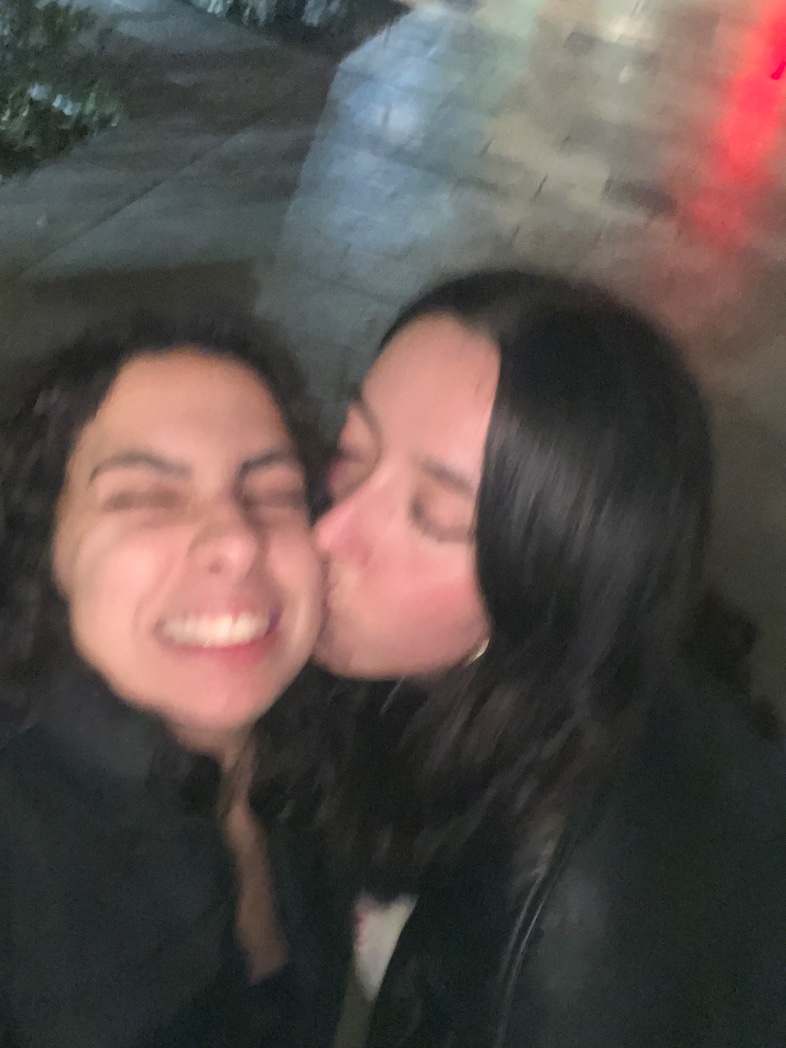 crocoflugu's tweet photo. quien les diría a la del primer tuit q viviríamos juntas 5 años después en grana, con besitos cada mañana… felices 24 mi vida https://t.co/Kgv1CdcjsM