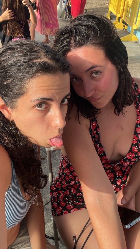 crocoflugu's tweet photo. quien les diría a la del primer tuit q viviríamos juntas 5 años después en grana, con besitos cada mañana… felices 24 mi vida https://t.co/Kgv1CdcjsM