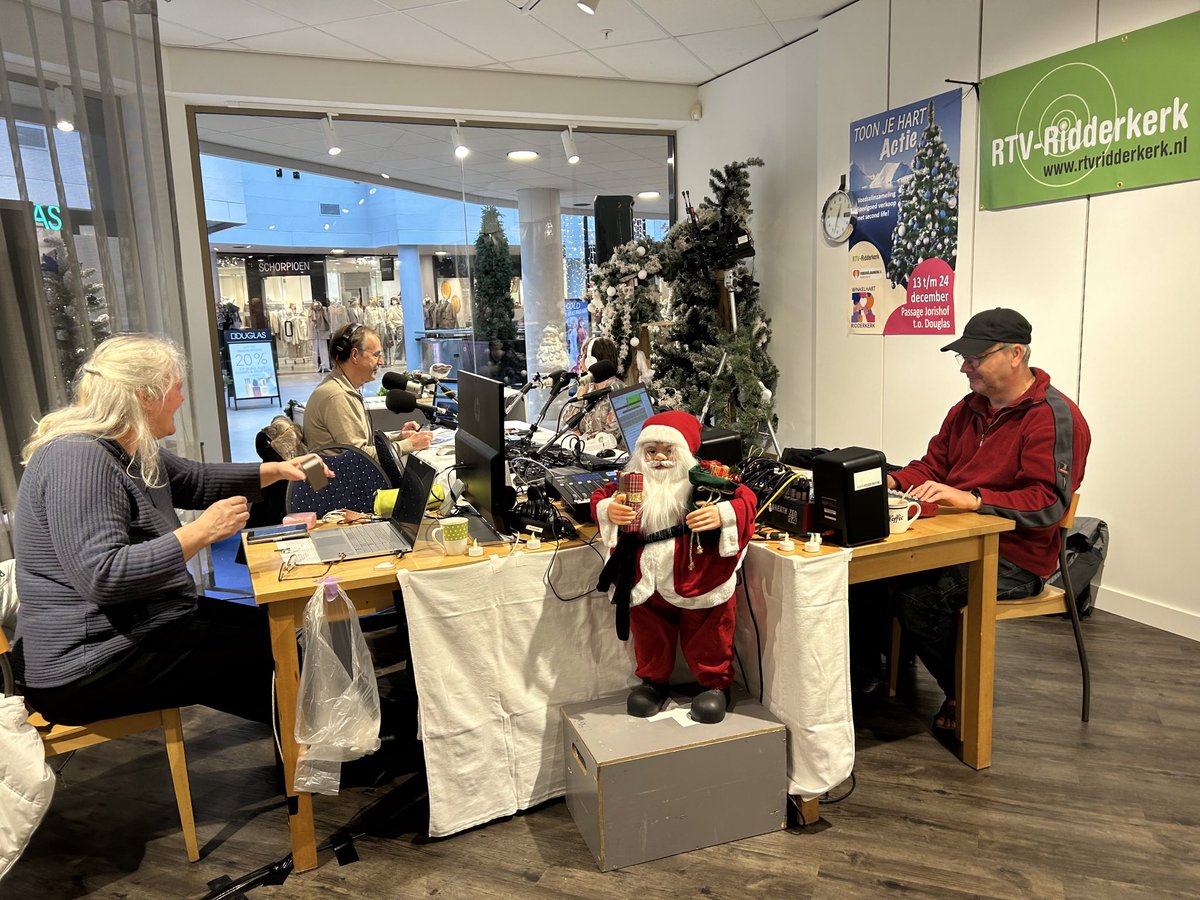 De Toon Je Hart actie in het centrum van Ridderkerk draait volop! 
De winkeliers steunen de actie. <a href="/rtvridderkerk/">RTV Ridderkerk</a> heeft een gevarieerd programma. En u kan hen en hun gasten zien in de etalage bij de HEMA.