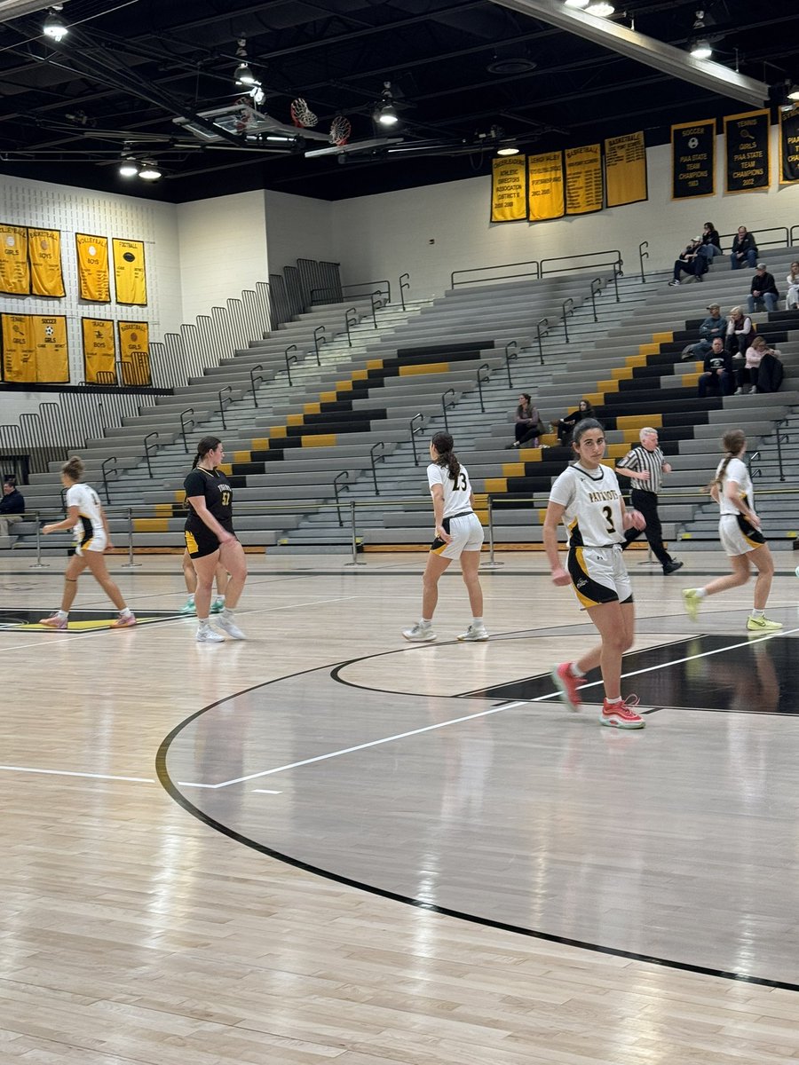 Catching a game of our multisport athletes, Maia D’Amico, Siera Gonzalez, &amp; Payton Besecker 
 🥎🏀