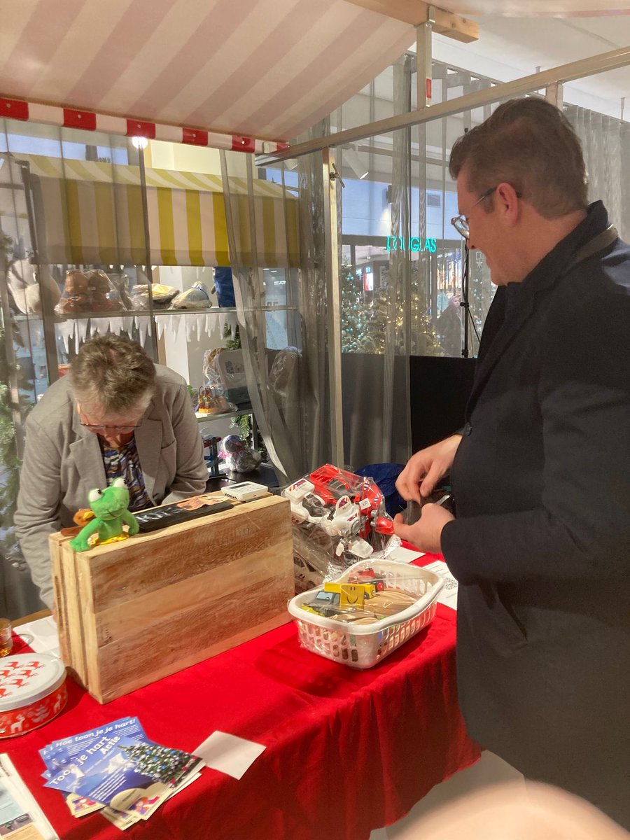 De Toon je Hart Actie zamelt eten in.
En verkoopt speelgoed zodat voor tieners vd Voedselbank en <a href="/FCR_Ridderkerk/">Foodcompany Ridderkerk (St Beter voor Elkaar)</a> een kadokaart kan worden gekocht voor in hun verjaardagstas. 
<a href="/caoosterwijk/">Marco Oosterwijk</a> kocht een kadootje en hield voor ons de score bij! 
Elk bolletje een kaart, op naar de 💯!