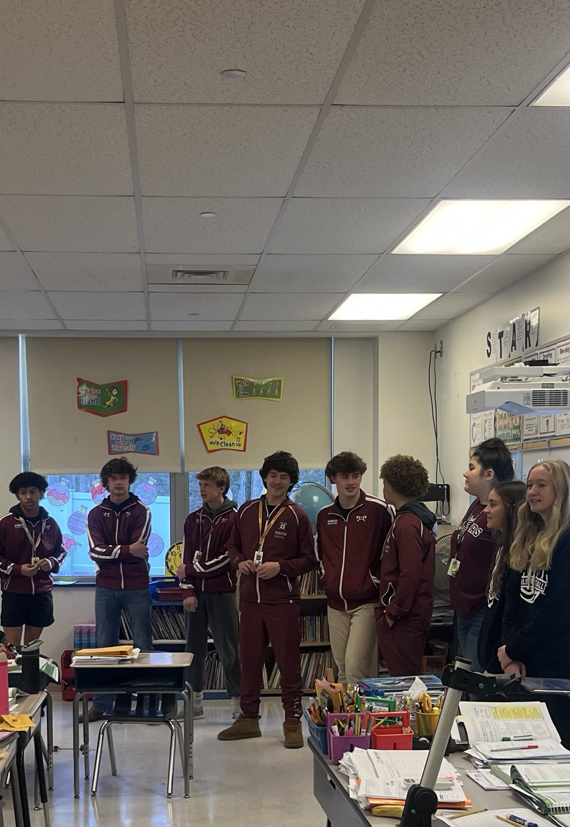 SlaterAthletics's tweet photo. Our wrestling and boys and girls basketball teams doing the annual Holiday Readings at Washington Elementary 🎅 🎄 #SlaterNation⚒️ https://t.co/PfHQzcB8k7