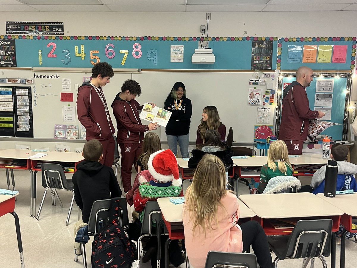 SlaterAthletics's tweet photo. Our wrestling and boys and girls basketball teams doing the annual Holiday Readings at Washington Elementary 🎅 🎄 #SlaterNation⚒️ https://t.co/PfHQzcB8k7