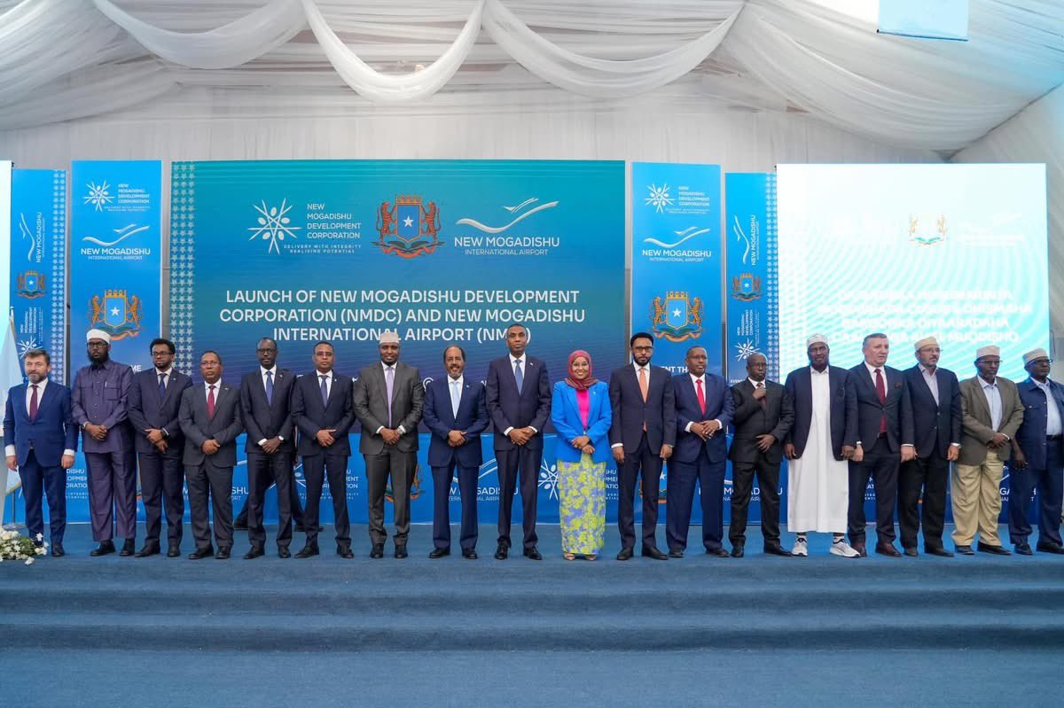 fardowsaegal's tweet photo. Maanta waxay noo ahad maalin Wayne, oo dalkeenna iyo dadka Soomaliyeed muhiin u ah. Waxaa la daahfuray hindisaha horumarinta ‘Muqdishada cusub’, oo isugu jira dhismaha garoon diyaaradeed casri ah, dekad cusub, iyo aag dhaqaale oo muhiim u ah horumarinta caasimadda. https://t.co/GeabdbNcxS