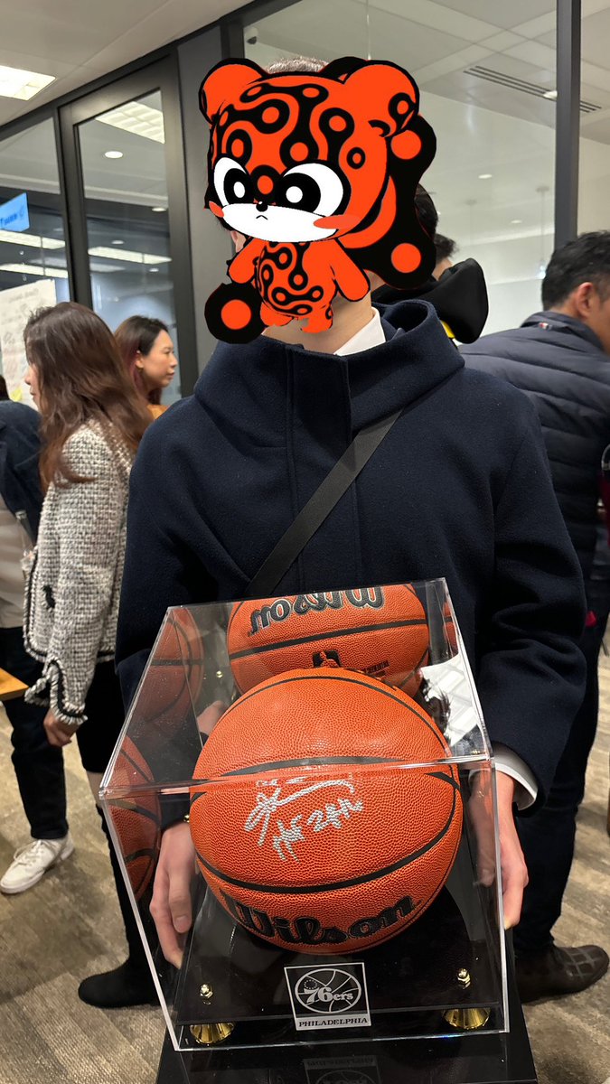 Chilled at <a href="/Newmangrp/">Newman Group</a> Christmas party today with <a href="/adriannewman21/">Adrian</a> and being lucky to win Iverson’s signed basketball 😍
That’s the best Christmas gift ever 🎄

預祝各位聖誕進步