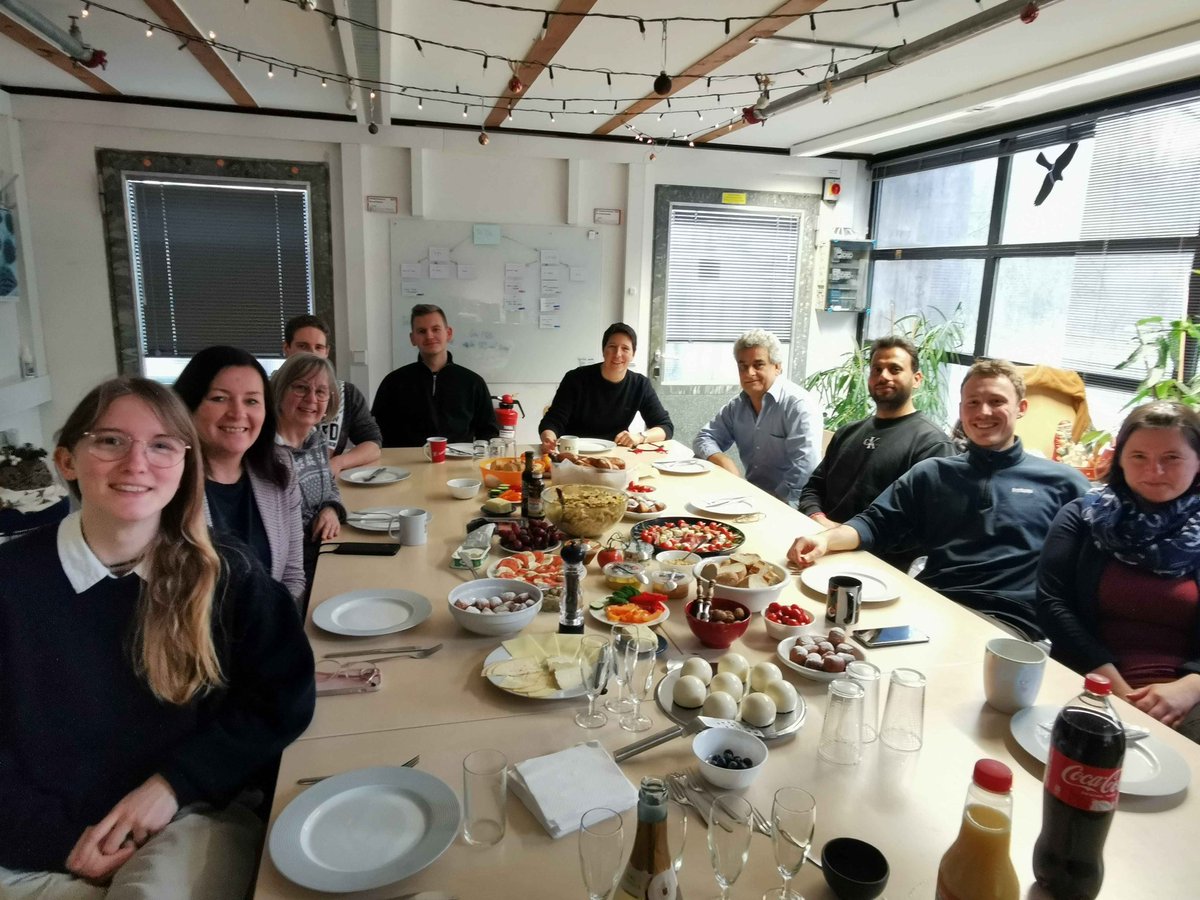KBuerstenbinder's tweet image. What an amazing final week of 2024 at @Bio_UMR - starting with our X-mas party (also marking the ~ 1-year anniversary of the lab move), followed by the visit and inspiring seminar and discussions with Ionas Pyrpassopolous from @ZMBP_Tuebingen #plantSci #lablife #happyPI