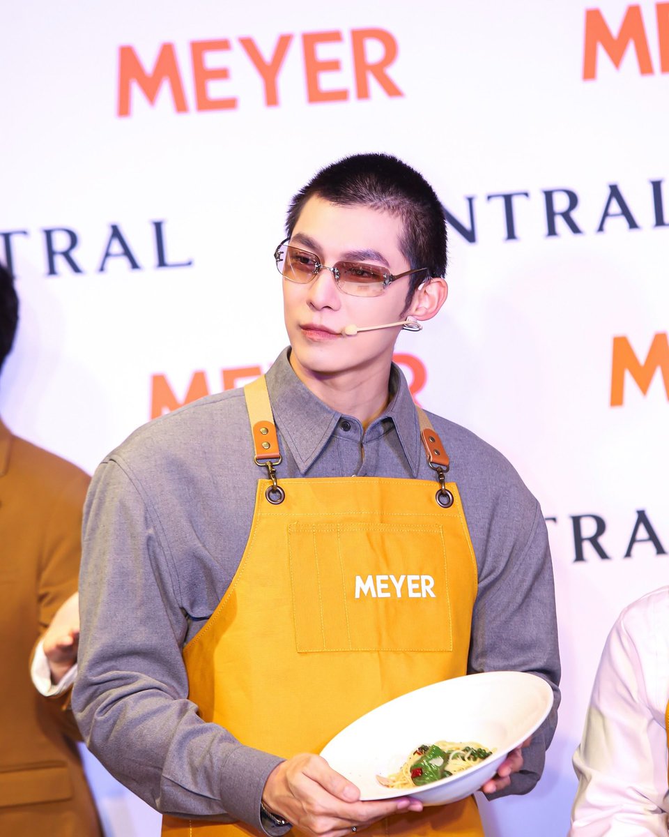 MewTul_HKFC's tweet photo. 📸 Mew Suppasit Update 
19/12/2024

MEW MEYER LION 

@MSuppasit  #MeyerxMew
#MeyerLionKingCookware 
#MewSuppasit #MeyerxCentral
#Meyerthailand #MeyerCookware https://t.co/MoYyBY9E12