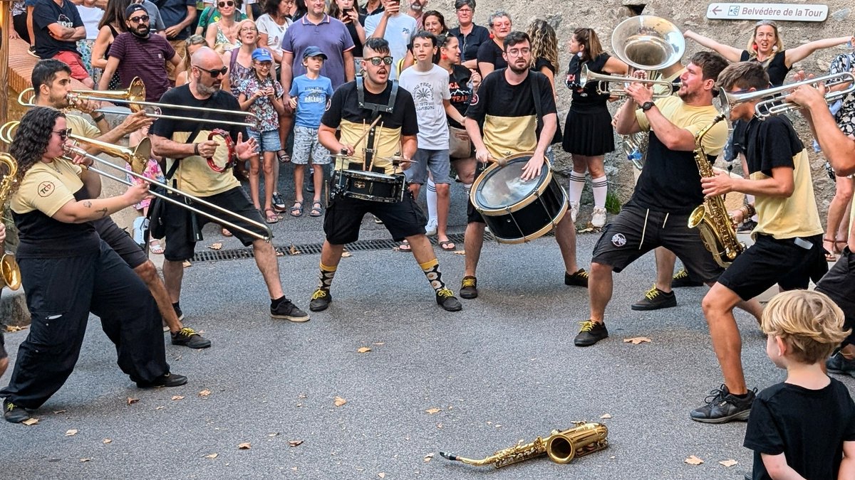🎁PER NADAL, CAP INFANT SENSE REGAL🎁
•
Com ja és tradició, la Xaranga Tocabemolls, el Club Maginet i l'Associació cultural Sant Roc volem tornar a aconseguir que aquest Nadal, cap infant es quedi sense regal!