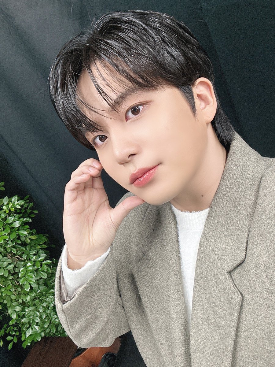 ATEEZofficial's tweet photo. [📷] KBS2 '2024 MUSIC BANK GLOBAL FESTIVAL in JAPAN' Behind Photo

에이티즈의 강렬함이 깊게 새겨진 무대💥
눈처럼 포근한 종호의 감성 보컬까지🎶
에이티니에게도 이 열정이 닿기를 바라며 화려하게 물들인 밤💗

#ATEEZ #에이티즈 #MUSICBANKJAPAN https://t.co/3sjkmMq8LQ
