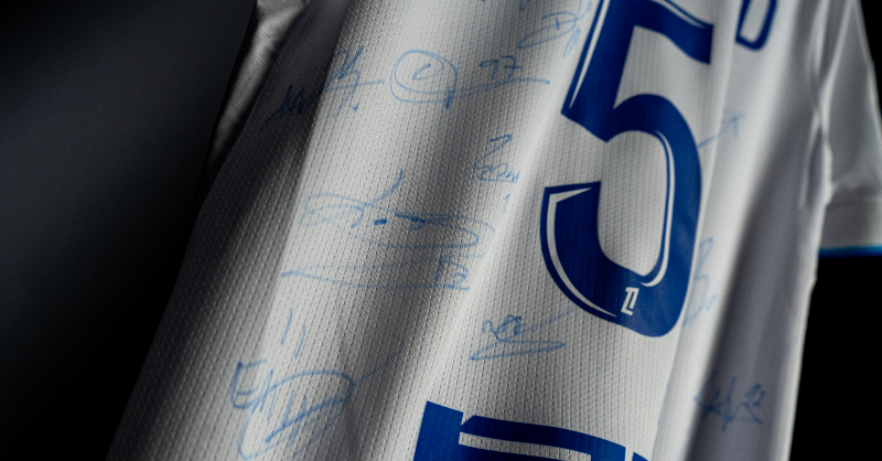 AJA's tweet photo. 💙 Mobilisons-nous pour Léna ! 🤍

Jeune supportrice auxerroise atteinte d’une forme rare de cancer, Léna a besoin de notre aide pour poursuivre ses soins aux Etats-Unis. L’AJA met aux enchères un maillot dédicacé et les bénéfices serviront à la soutenir. 

On compte sur vous  🙏