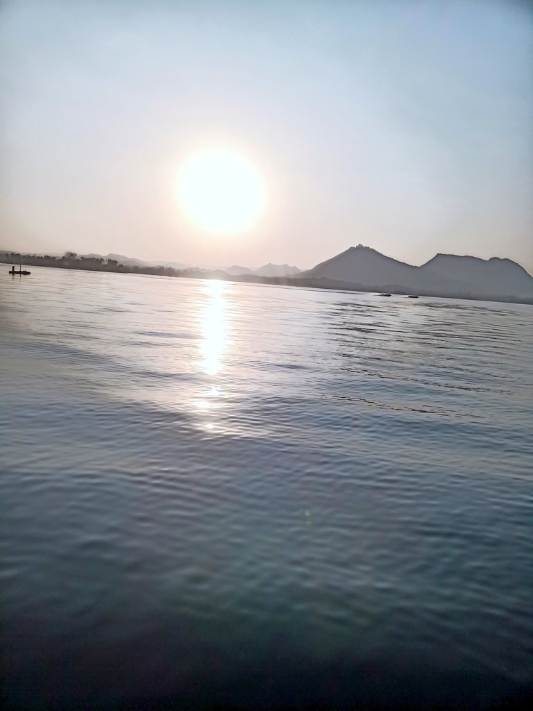 हमेशा दूसरो की मदद के लिए तैयार रहिए; 
 क्या पता आपको एक छोटी सी मदद से 
किसी की जिंदगी संवर जाए....💯