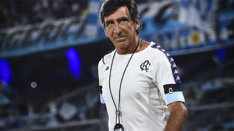 maximoferli's tweet photo. Costas lejos del arreglo con Racing 😨
El entrenador de @Racing, tiene contrato con el club hasta el 31 de diciembre y  la primera  reunión no fue buena por tema económico.
@DiegoMilito,  se reunirá de nuevo el jueves por la tarde.
Vía @DiarioOle
#racingclub #Diegomilito #Costas https://t.co/6stZ816IjB