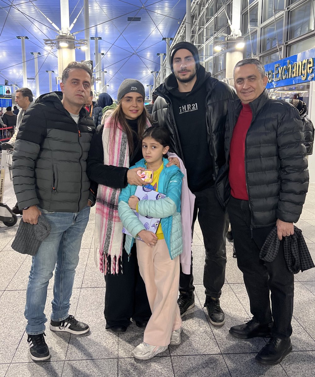 BcMandana's tweet photo. میدونم این بهترین تصمیمی بود که گرفتی ولی کاش بهترین تصمیم برای زندگیمون این نبود ، عاشقتم خاله♥️ https://t.co/AUU390ZKEd