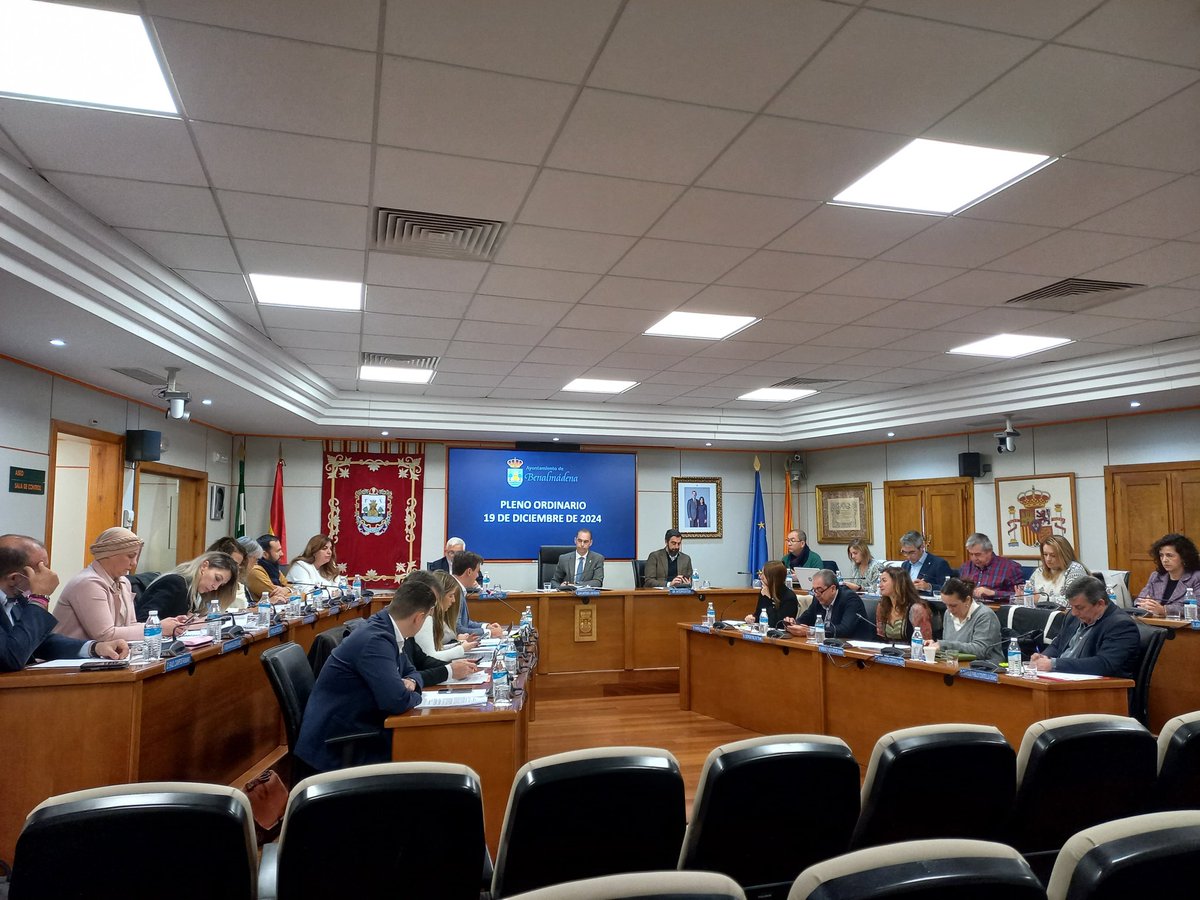 navas_victor's tweet photo. 💩 El PP acaba de votar en pleno contra una moción de @PsoeBenalmadena e @IUBenalmdena, que pedía recurrir la sentencia del TSJA contra la anulación de la protección de los terrenos.

👎🏼 Se basan en un informe jurídico que nos han presentado en pleno, de urgencia y de tapadillo, sin contar con la oposición.

👎🏼 Sin pedir a la Universidad de Málaga un pronunciamiento sobre la sentencia. Fueron quienes propusieron la hoja de ruta para proteger los terrenos y quienes mejor conocen como recurrir el auto.

👎🏼 Sin plantear una nueva protección de los terrenos que protejan la actividad del parque. Porque la sentencia de anulación sólo alega que no se ha justificado lo suficiente.

👎🏼 Y blanqueando a TREMON. Quienes hacen negocio con el ayuntamiento toda vez mantienen cerrado el parque de atracciones.

☠️ Todo ello solo tiene un nombre: ESPECULACION. 

😡 Quien gana hoy es Tremon. Y quien pierde es Andalucía. Una decepción.

#ElGobiernoDelHumo
#LaraAusente
#BenalmadenaNoTira