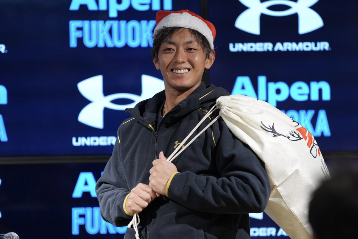 takafullc2's tweet photo. 【トークショー】

Alpen FUKUOKAにてUNDER ARMOUR主催の
「今宮健太選手 プレミアムトークショー」が開催されました✨

今年を振り返り来季の目標を明かした #今宮健太 選手、漢字一文字で表すと“咲”

今宮サンタも登場し会場は大盛り上がりでした🎅

#sbhawks #鷹フル https://t.co/jdqN8L2LFg