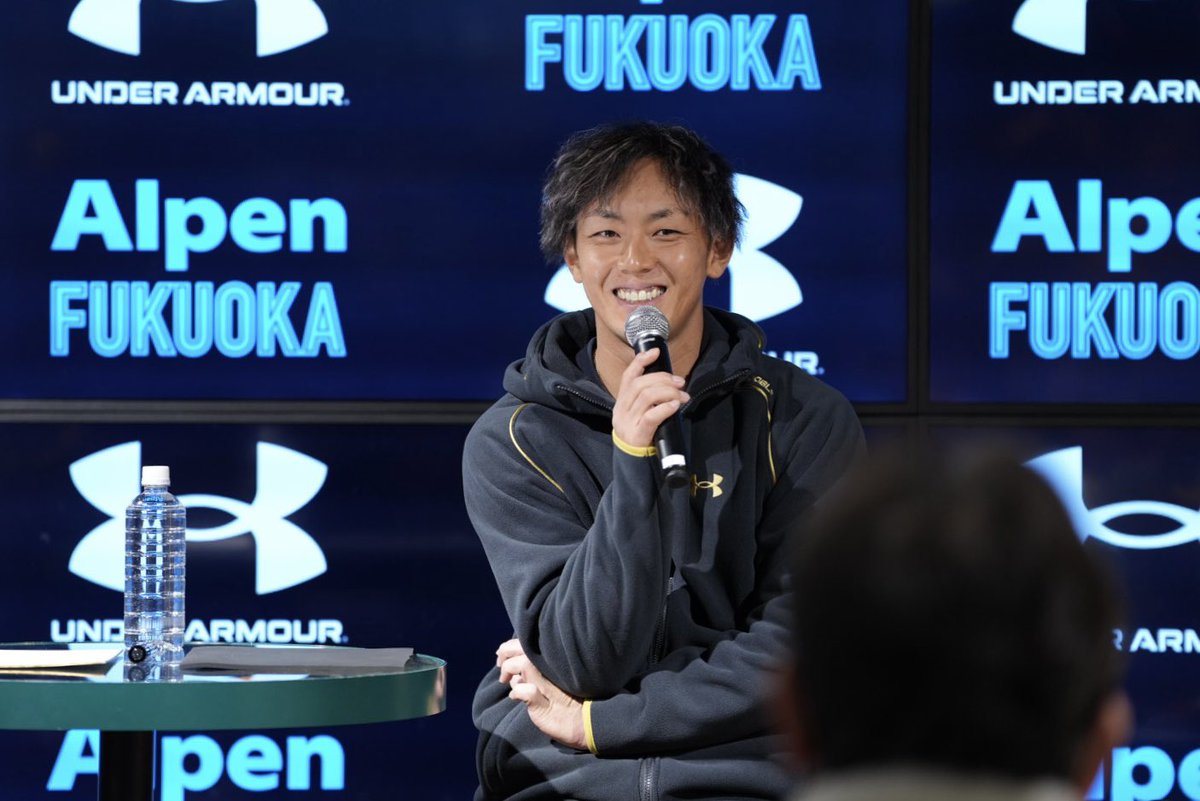 takafullc2's tweet photo. 【トークショー】

Alpen FUKUOKAにてUNDER ARMOUR主催の
「今宮健太選手 プレミアムトークショー」が開催されました✨

今年を振り返り来季の目標を明かした #今宮健太 選手、漢字一文字で表すと“咲”

今宮サンタも登場し会場は大盛り上がりでした🎅

#sbhawks #鷹フル https://t.co/jdqN8L2LFg
